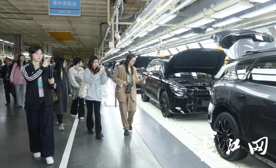 彩神vll总的话记心上｜大门生用“行走的芳华”感触感染时期脉搏(图1)